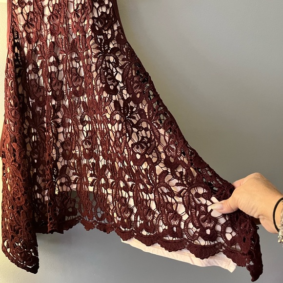 Beautiful lined burgundy backless lace top - Picture 4 of 6